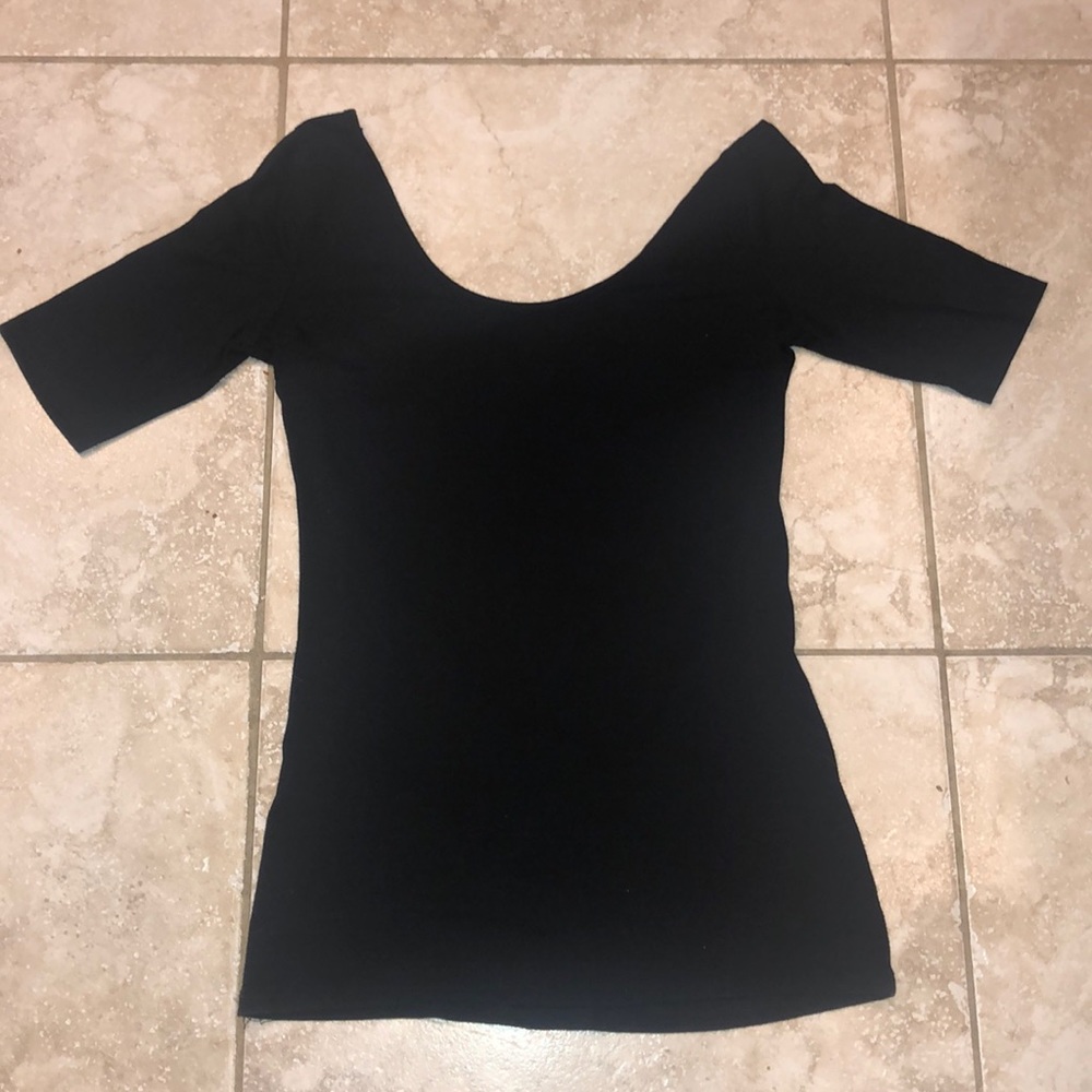 Stretchy, off-the-shoulder elbow-length fitted tee